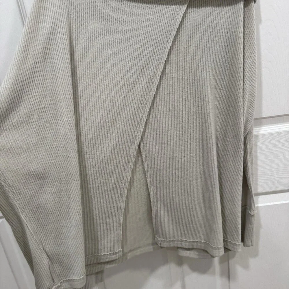 We The Free Sweater Women's Size‎ M Gray Back Slit Cowl Neck Ribbed Long Sleeve
